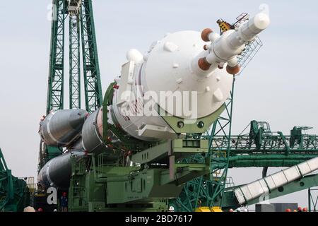 BAIKONUR, KASACHSTAN - 06. April 2020 - beim Kosmodrom Baikonur in Kasachstan werden das Raumschiff Sojus MS-16 und sein Booster vom i transportiert Stockfoto