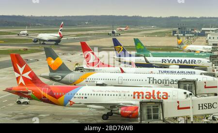 FLUGHAFEN LONDON-GATWICK - APRIL 2019: Reihe von Jets, die am südlichen Terminal des Flughafens London-Gatwick geparkt wurden Stockfoto