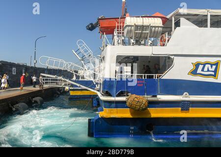 INSEL CAPRI, ITALIEN - AUGUST 2019: Leistungsstarke Motorsthruster, die das Wasser schaufeln, während eine Schnellfähre den Hafen auf der Insel Capri verlässt Stockfoto
