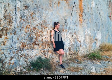 Porträt einer jungen Frau auf einem steilen Felswand Stockfoto