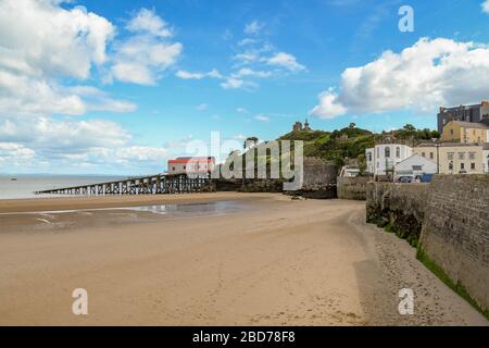TENBY, PEMBROKESHIRE, WALES - AUGUST 2018: Weitwinkelansicht des Nordstrands in Tenby, Westwales, bei Ebbe, Stockfoto