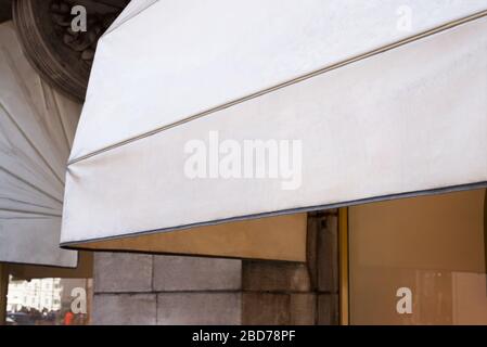 Kaffeehaus leer, weiße Markise für Logo Mockup. Traditionelles Weiß-Aussehen vor dem Fenster Stockfoto