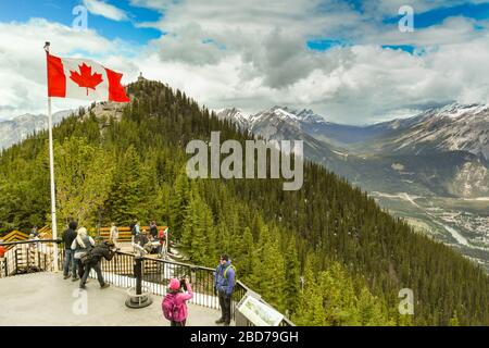 BANFF, AB, Kanada - Juni 2018: Besucher auf dem Aussichtspunkt auf dem Gipfel des Sulphur Mountain im Banff. Stockfoto