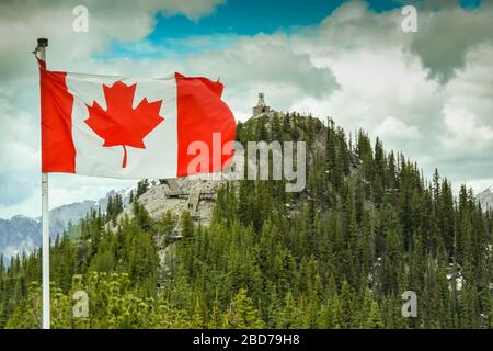 BANFF, ab, KANADA - JUNI 2018: Nationalflaggen Kanadas, das Maple Leaf, das auf dem Sulphur Mountain in Banff fliegt. Stockfoto