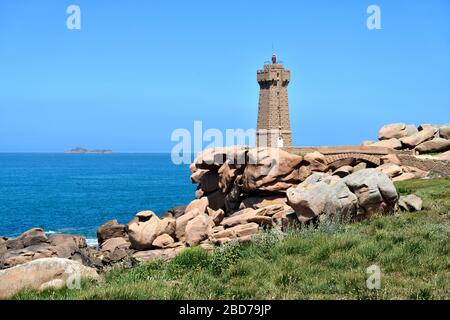 Der Leuchtturm Mean Ruz an der berühmten Küste aus rosafarbenem Granit (côte de Granite Rose in französischer sprache) in Ploumanac'h, Dorf in der Gemeinde Perros-Guirec Frankreich Stockfoto