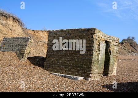 Bunker aus dem Zweiten Weltkrieg an einem Strand wegen Küstenerosion, Bawdsey, Suffolk, England. Stockfoto