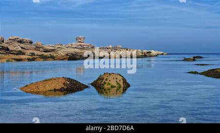 Panoramablick auf die berühmte Küste aus rosarotem Granit (côte de Granite Rose auf französisch) der Halbinsel Renote in Trégastel, Frankreich Stockfoto