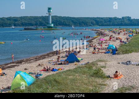 Viele Badegäste an der Falkensteiner Strand, Leuchtturm Friedrichsort, Kieler Foerde, Kiel, Schleswig-Holstein, Deutschland Stockfoto