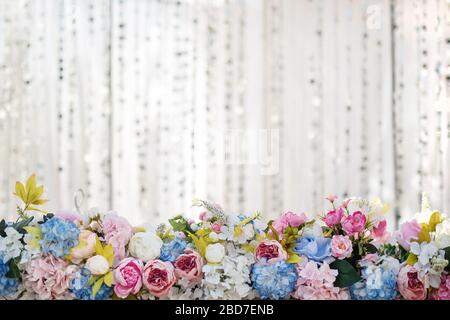 Blumenarrangement mit Hochzeitsblumen auf weißem Hintergrund mit Kopierraum Stockfoto
