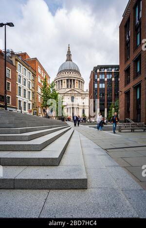 Die St. Paul's Cathedral ist von der Nähe der Millenium Bridge aus an einem trüben Morgen zu sehen, in dem die Menschen auf den Straßen spazieren gehen. Stockfoto