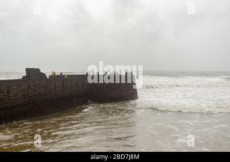 Blick auf die Bastion und Überreste des Forts Sinquerim in Candolim, Goa, Indien Stockfoto