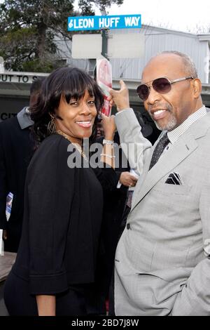 Leon Huff und Frau Regina haben am 8. April 2009 bei der Namensgebung für Leon Huff in Camden New Jersey Kredit: Scott Weiner / MediaPunch gespickt Stockfoto