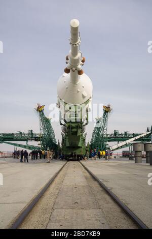 BAIKONUR, KASACHSTAN - 06. April 2020 - beim Kosmodrom Baikonur in Kasachstan werden das Sojus-MS-16-Raumschiff und sein Booster auf ein vertikales p angehoben Stockfoto