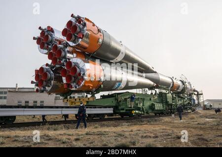 BAIKONUR, KASACHSTAN - 06. April 2020 - beim Kosmodrom Baikonur in Kasachstan werden das Raumschiff Sojus MS-16 und sein Booster vom i transportiert Stockfoto