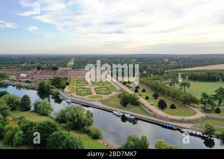 Landschaftlich schöner Blick auf Hampton Court Palace mit wunderschönen Gärten und die Stadt dahinter Stockfoto