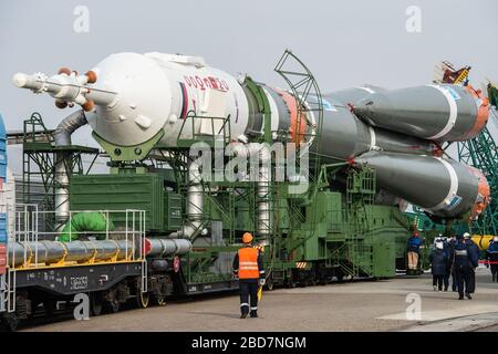 BAIKONUR, KASACHSTAN - 06. April 2020 - beim Kosmodrom Baikonur in Kasachstan werden das Raumschiff Sojus MS-16 und sein Booster vom i transportiert Stockfoto