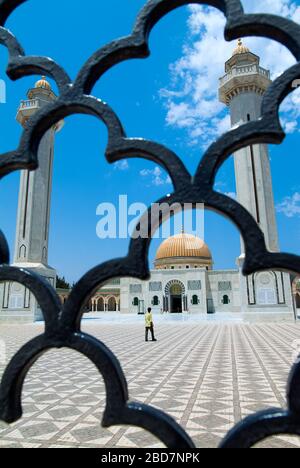 Bourguiba Mausoleum durch eiserne Eingangstore, Monastir, Tunesien