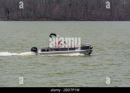 Mann und Frau auf einem Boot auf dem Cave Run Lake in Kentucky Stockfoto