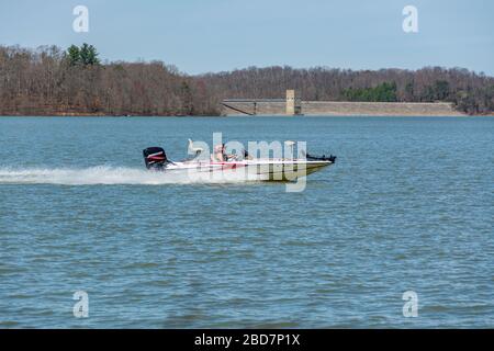 Zwei Männer und eine Frau fahren auf einem Boot auf dem Cave Run Lake in Kentucky Stockfoto