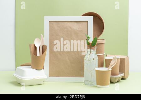 Verspotten Sie den Rahmen in einer Zusammensetzung aus umweltfreundlichen Einwegbehältern Stockfoto