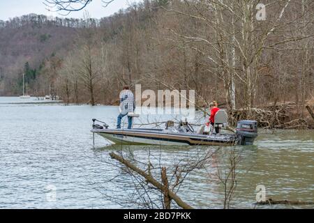 Paar Angeln auf Cave Run Lake in Kentucky Stockfoto