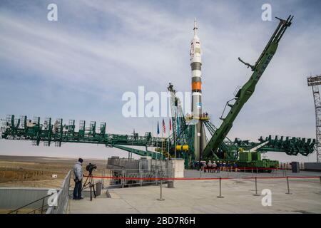 BAIKONUR, KASACHSTAN - 06. April 2020 - auf dem Kosmodrom Baikonur in Kasachstan, das Raumschiff Sojus MS-16 und sein Booster in vertikaler Position bei Stockfoto