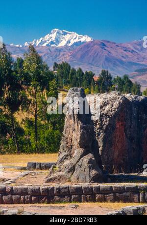 CUSCO, PERU - Qenko Incan ruiniert Monolith, archäologische Stätte im Heiligen Tal von Peru. Auch Kenko, Quenco, Q'enqo. Stockfoto