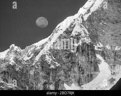 CORDILLERA BLANCA, ANCASH, PERU - Mond geht über den 6162m hohen Berg Ranrapalca in den Anden. Stockfoto