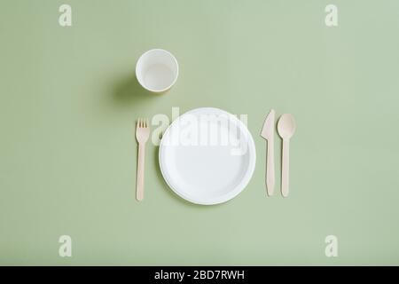 Umweltfreundliches Abendessen. Zuckerrohrgericht und Tasse mit Bambusgeschirr Stockfoto