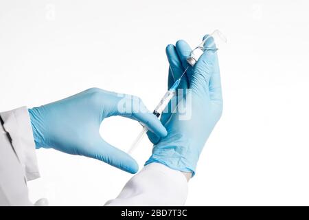 Schließen Sie den Arm des Arztes mit Spritze und Ampulle auf weißem Hintergrund. Medizin, Impfung und Impfkonzept Stockfoto