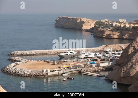 Luxus-Immobilien-Entwicklungen mit Marinas Punkt die Mäntel von Oman gehen südlich von Muscat, der Hauptstadt Stockfoto