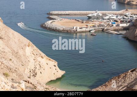 Luxus-Immobilien-Entwicklungen mit Marinas Punkt die Mäntel von Oman gehen südlich von Muscat, der Hauptstadt Stockfoto