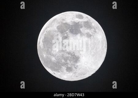 07. April 2020. Der Vollmond ist tatsächlich näher als üblich und erscheint etwas größer und um 15 Prozent heller. Es ist der dritte Supermond im Jahr 2020. April 2020 Stockfoto