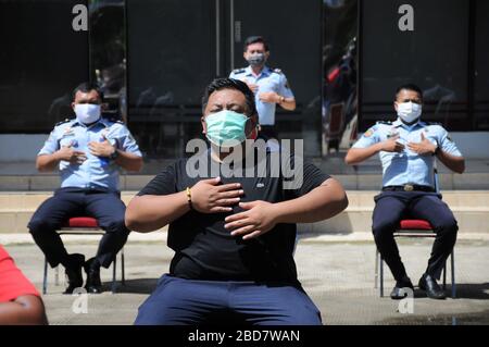 Depok, Indonesien. April 2020. Die Beamten der Strafvollzugsbeamten schlagen und turnen in der Sonne im Hof des Haftzentrums der Klasse 1, sie tun jeden Tag, um die Immunität des Körpers zu stärken und Krankheiten und Viren zu vermeiden. Kredit: Dasril Roszandi/ZUMA Wire/Alamy Live News Stockfoto