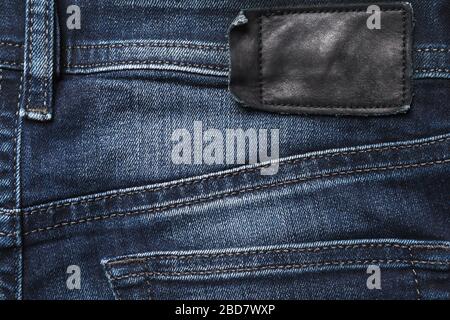 Jeans Rückseite Textur mit schwarzem Lederlabel. Stockfoto