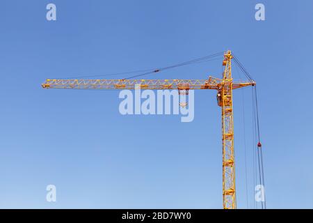 Gelber Bau Turmkranz Gegen Blauen Himmel. Stockfoto