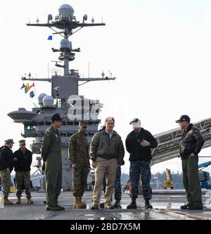 BREMERTON, Washington (Feb. 15, 2018) unter dem Marinekretär Thomas B. Modly erörtert Flugdeck-Operationen mit Chief Warrant Officer 3 Joseph Abbey an Bord der USS John C. Stennis (CVN 74). Modly war an Bord für eine Tour durch das Schiff und mit Sailors und Command Leadership zu sprechen. John C. Stennis führt routinemäßige Schulungen durch, während er sich weiterhin auf die nächste planmäßige Bereitstellung vorbereitet. Kredit: Storms Media Group/Alamy Live News Stockfoto