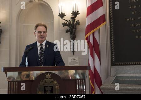 Annapolis, Vereinigte Staaten Von Amerika. Januar 2018. ANNAPOLIS, Md. (Jan. 5, 2018) Untersekretär der Marine Thomas Modly spricht das Publikum an, nachdem er während einer Zeremonie in der Memorial Hall in der US Naval Academy in Annapolis als Untersekretär der Marine eingeschworen hatte, wurde Md. Modly vom US-Senat als 33. Untersekretär der Marine bestätigt, November 2017 Kredit: Storms Media Group/Alamy Live News Stockfoto