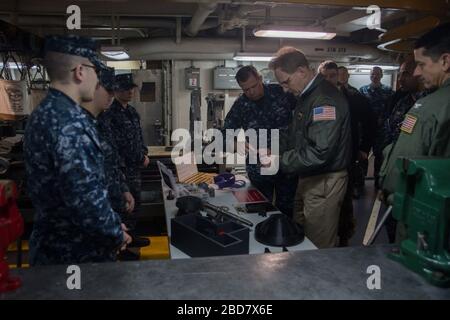 BREMERTON, Washington (Feb. 15, 2018) unter dem Marinesekretär Thomas B. Modly diskutiert die Additivherstellung mit Sailors in der Maschinenhalle an Bord der USS John C. Stennis (CVN 74). Modly war an Bord für eine Tour durch das Schiff und mit Sailors und Command Leadership zu sprechen. John C. Stennis führt routinemäßige Schulungen durch, während er sich weiterhin auf die nächste planmäßige Bereitstellung vorbereitet. Kredit: Storms Media Group/Alamy Live News Stockfoto