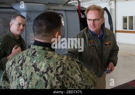 Norfolk, Vereinigte Staaten Von Amerika. Dez. 2017. NORFOLK (Dez. 13, 2017) Untersekretär der Marine, der ehrenwerte Thomas B. Modly, rechts, schüttelt mit Master Chief Joe Hernandez, Command Master Chief of Helicopter Sea Combat Squadron (HSC) 7, Mitte, wie er seinen Besuch im Geschwader abschließt. Der Untersekretär der Marine besuchte die Segler der HSC-7, um ihnen für ihre humanitäre Hilfe/Katastrophenhilfe während der Hurrikansaison 2017 zu danken. Kredit: Storms Media Group/Alamy Live News Stockfoto