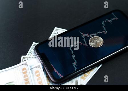 Rubelkurs zum Dollar an den Börsen. Wachstum des Rubel gegenüber dem Dollar. Abwertung, Floating-Rate, Überwachung von Aktien und Wechselkursen. Stockfoto