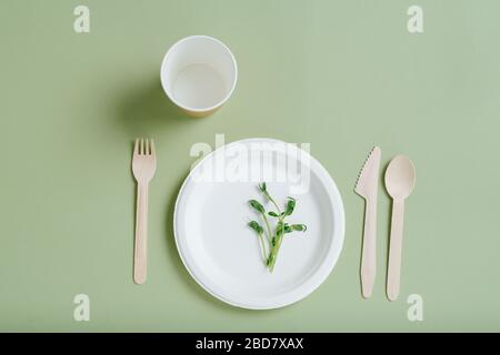 Grüne auf umweltfreundlichem Abendbrot. Zuckerrohrgericht und Tasse mit Bambusgeschirr Stockfoto