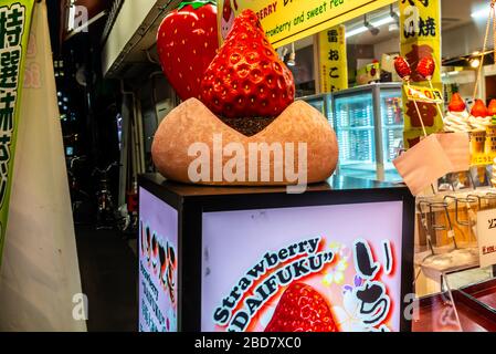 Tokio, Japan: 24. Oktober 2019: Straßen, Essen, Snacks und Süßigkeiten in Asakusa, in der Nähe des Senso-ji-Tempels. Daifuku-Stall Stockfoto