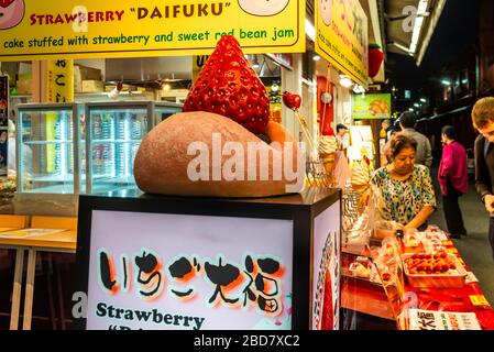 Tokio, Japan: 24. Oktober 2019: Straßen, Essen, Snacks und Süßigkeiten in Asakusa, in der Nähe des Senso-ji-Tempels. Daifuku-Stall Stockfoto