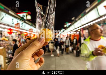 Tokio, Japan: 24. Oktober 2019: Straßen, Essen, Snacks und Süßigkeiten in Asakusa, in der Nähe des Senso-ji-Tempels Stockfoto