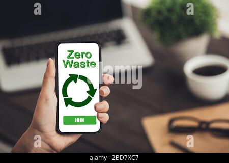 Frau händig Handy mit Recycling-Werbung Stockfoto