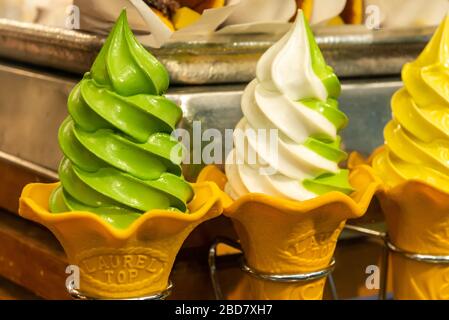 Tokio, Japan: 24. Oktober 2019: Straßen, Essen, Snacks und Süßigkeiten in Asakusa, in der Nähe des Senso-ji-Tempels Stockfoto