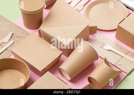 Papierbecher, dreieckige und quadratische Lebensmittelboxen Stockfoto