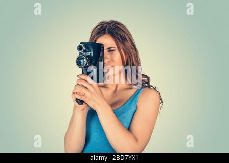 Aufnahme von Frauen. Nahaufnahme Porträt junge Person Fotografin Mädchen fotografiert Bilder mit Copyspace isoliert grünen Hintergrund. Mensch Stockfoto