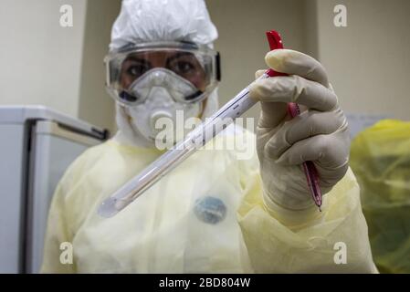 Douris, Libanon, 7. April 2020. Ein Mitarbeiter, der bereit ist, einen Testabstrich am COVID19-Standort des dar Al Amal University Hospital zu analysieren. Elizabeth Fitt Credit: Elizabeth Fitt/Alamy Live News Stockfoto